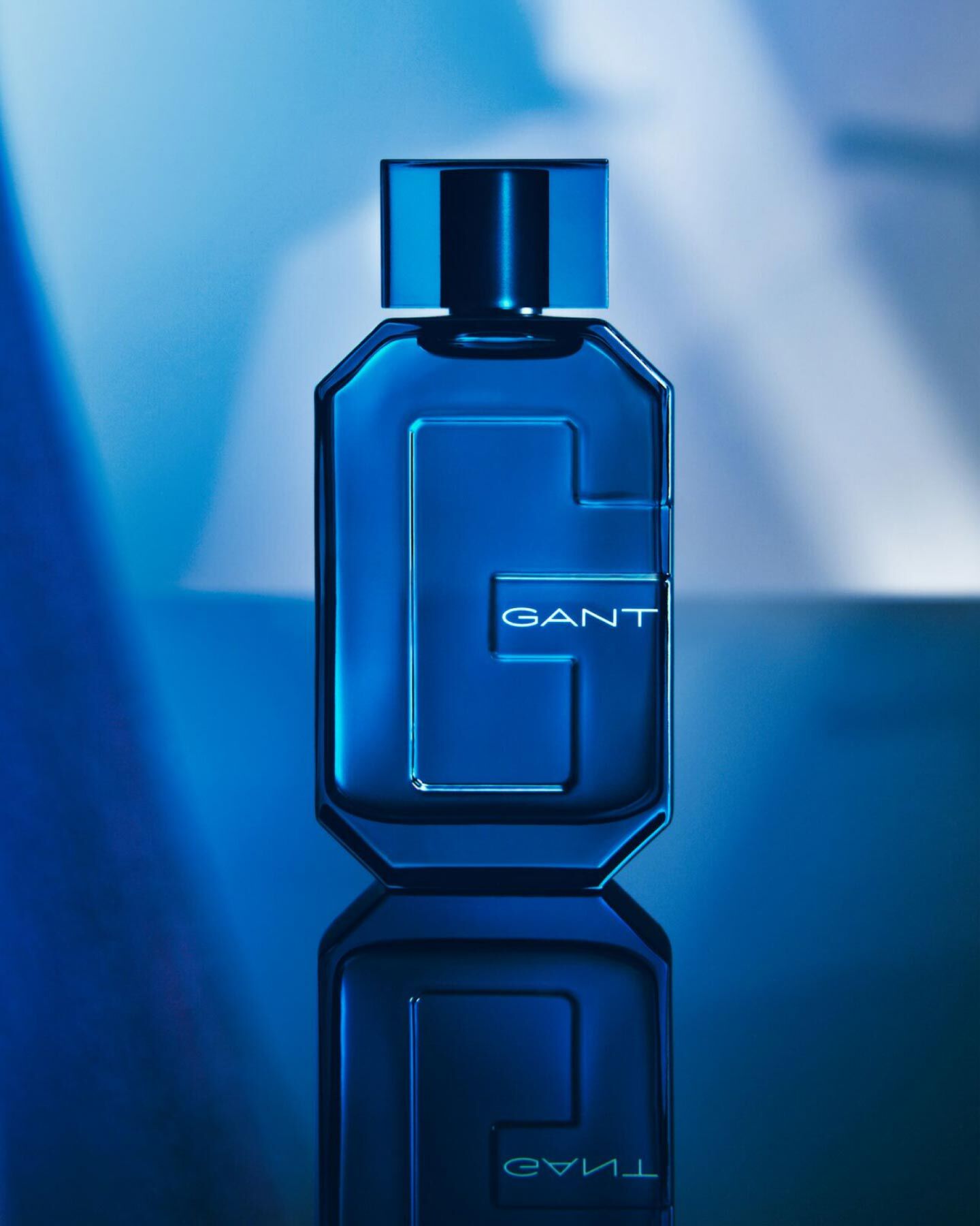Gants orginal fragrance Gant Eau de Toilette a blue botten with blue background