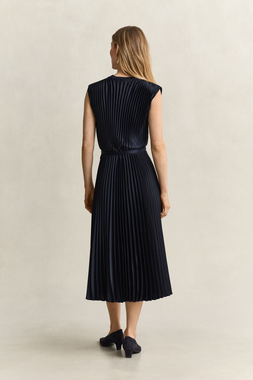 Robe pliss&eacute;e &agrave; ceinture.