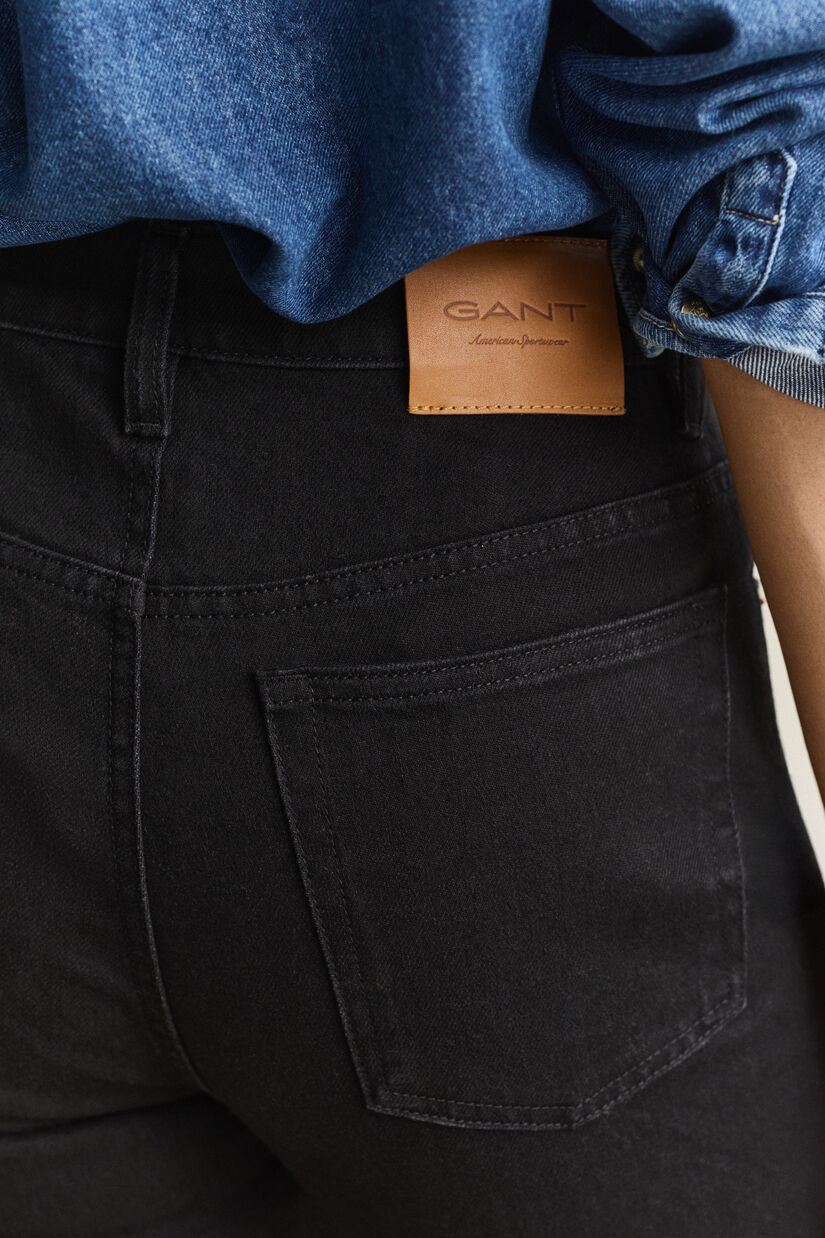 Jean taille haute ajust&eacute;