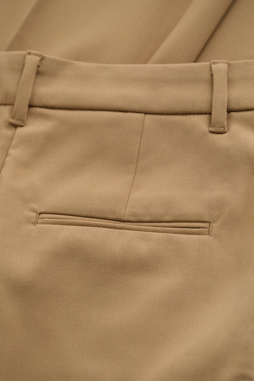 Pantalon coupe slim &eacute;vas&eacute;