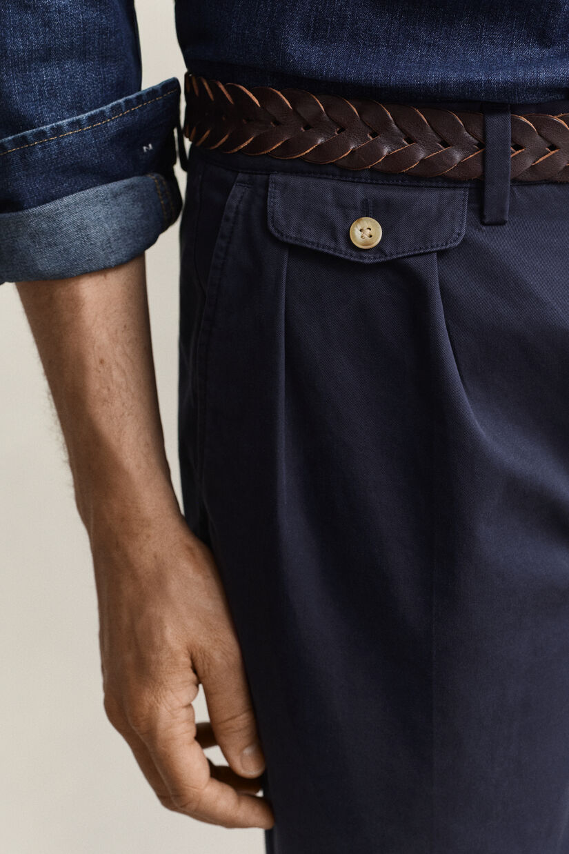Pantalon chino en serg&eacute; de coton