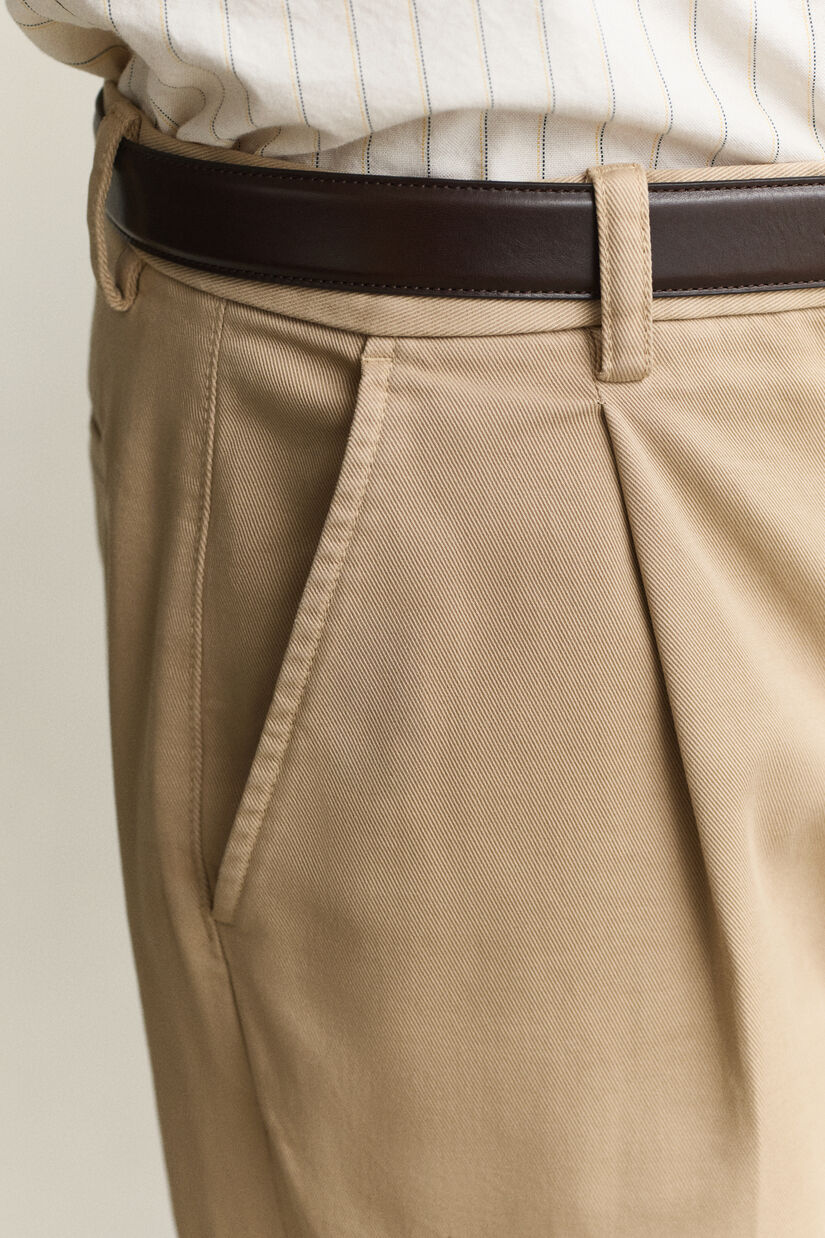 Pantalon chino ajust&eacute;