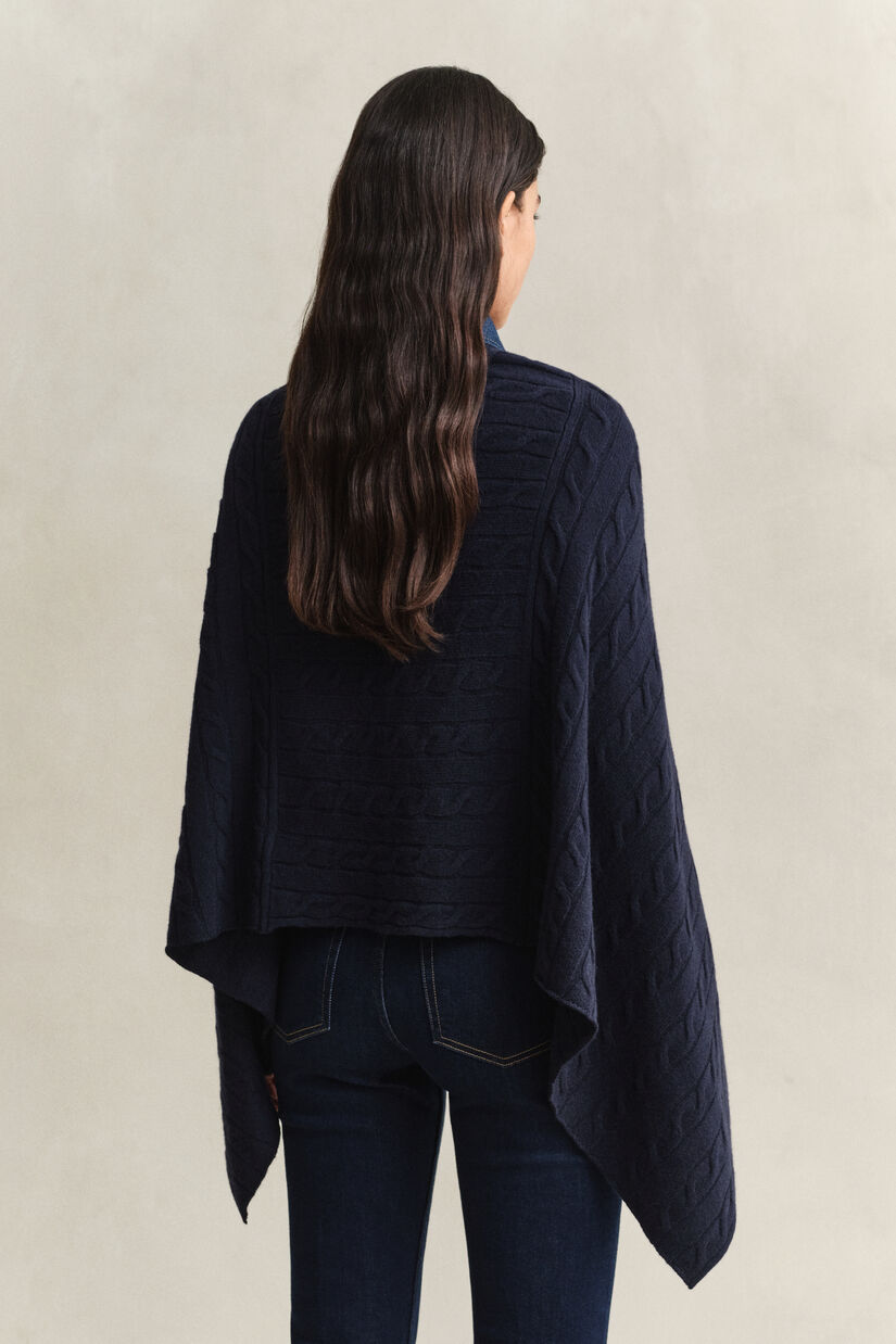 Poncho en maille de laine &agrave; torsades