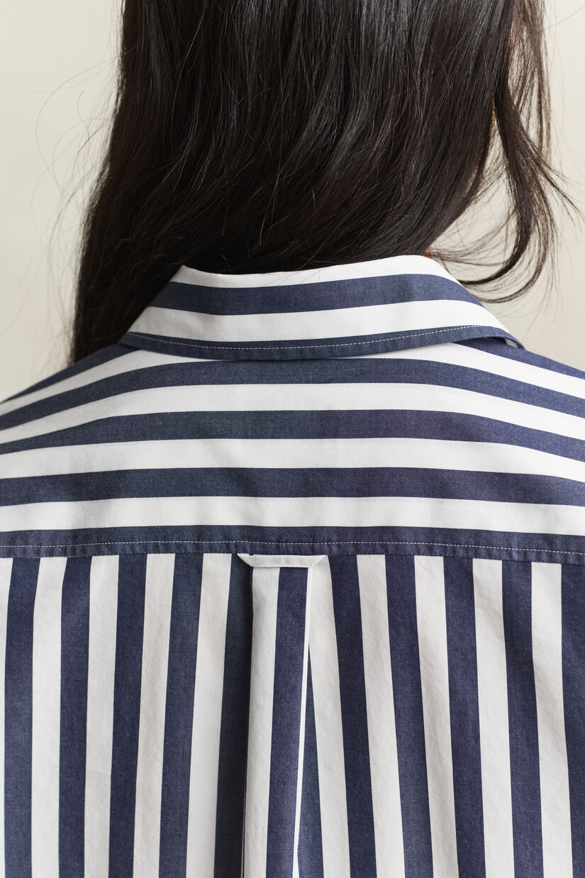 Chemise d&eacute;contract&eacute;e en popeline &agrave; rayures
