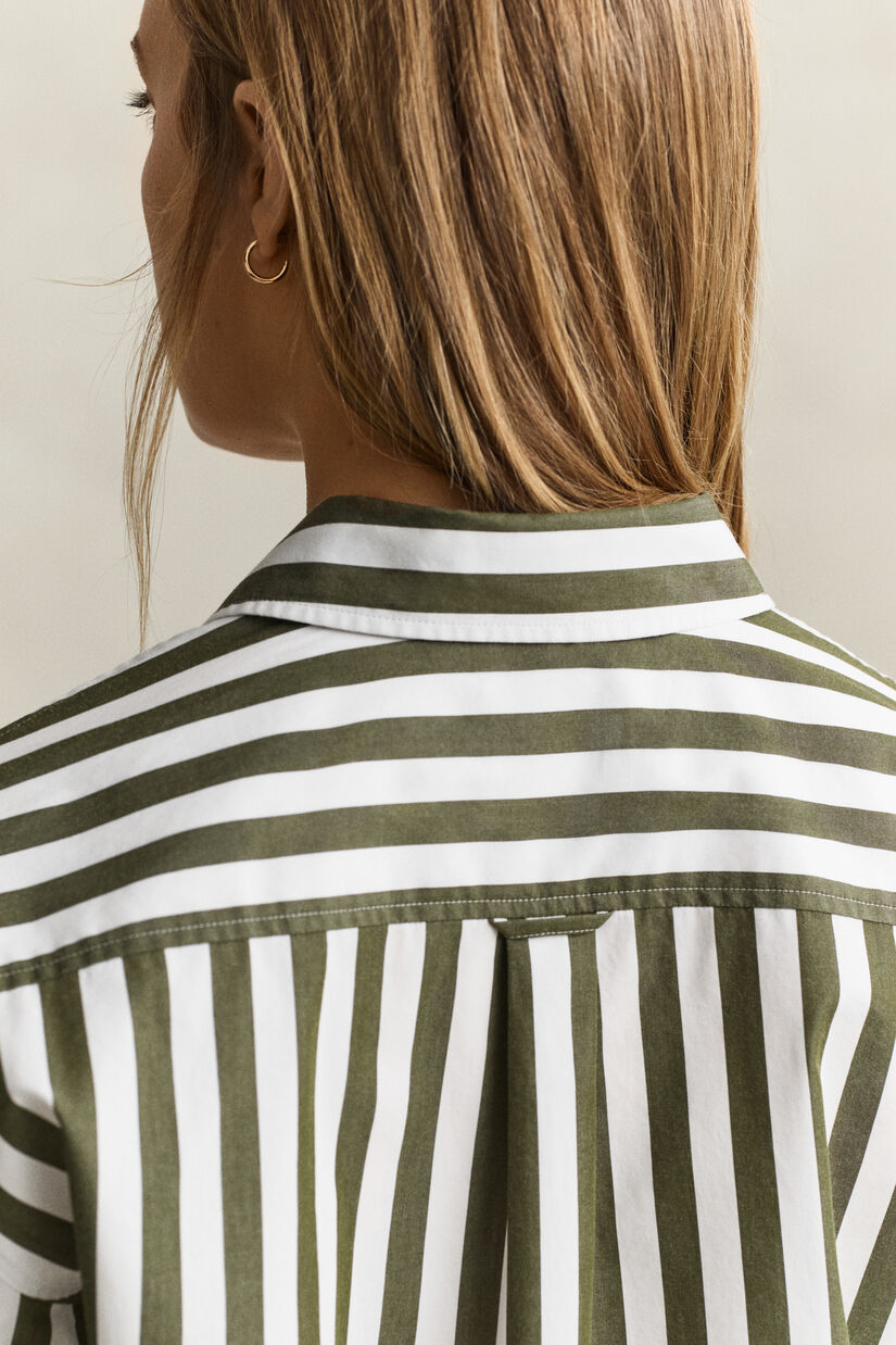 Chemise d&eacute;contract&eacute;e en popeline &agrave; rayures
