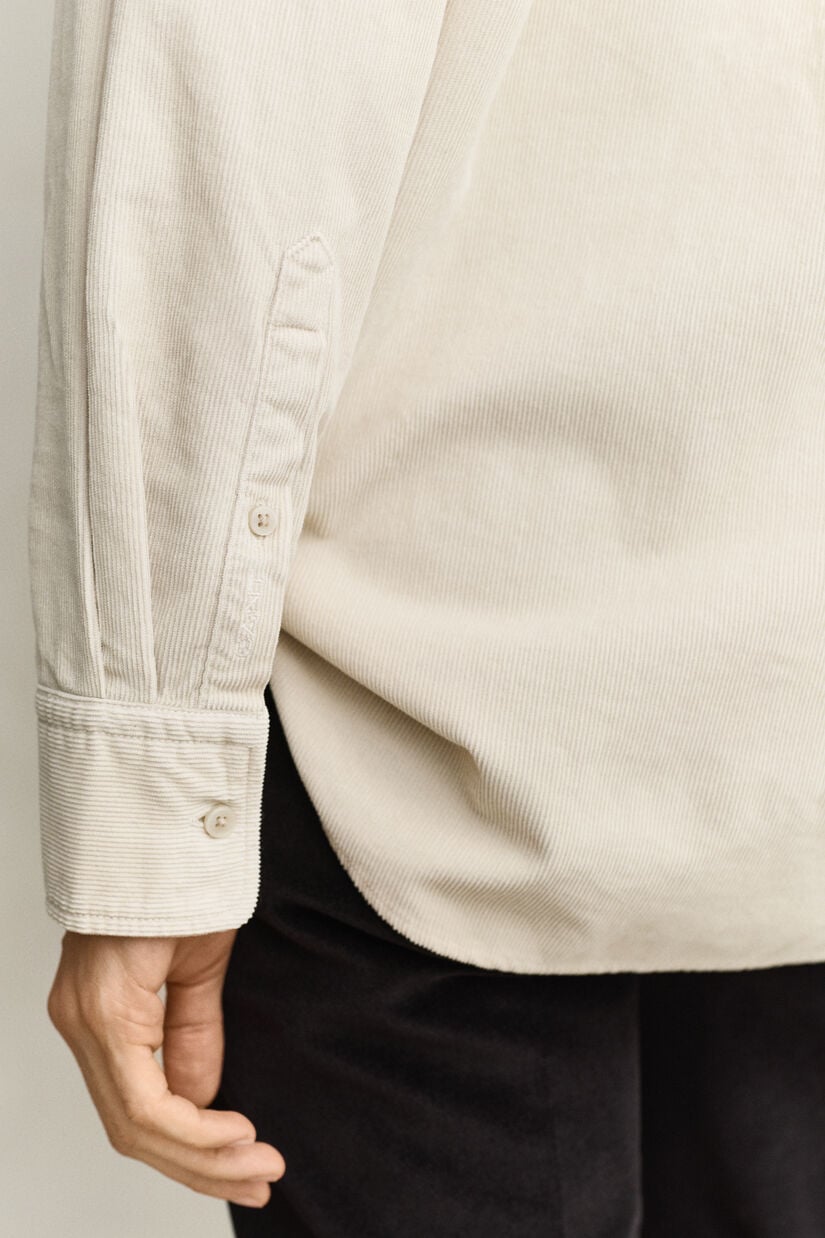 Chemise d&eacute;contract&eacute;e en velours c&ocirc;tel&eacute;