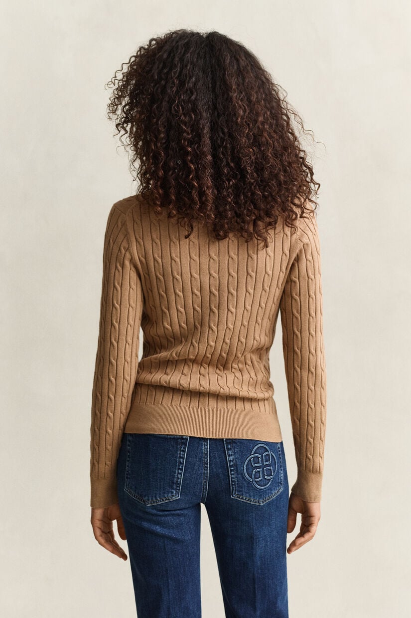 Pull en maille torsad&eacute;e classique