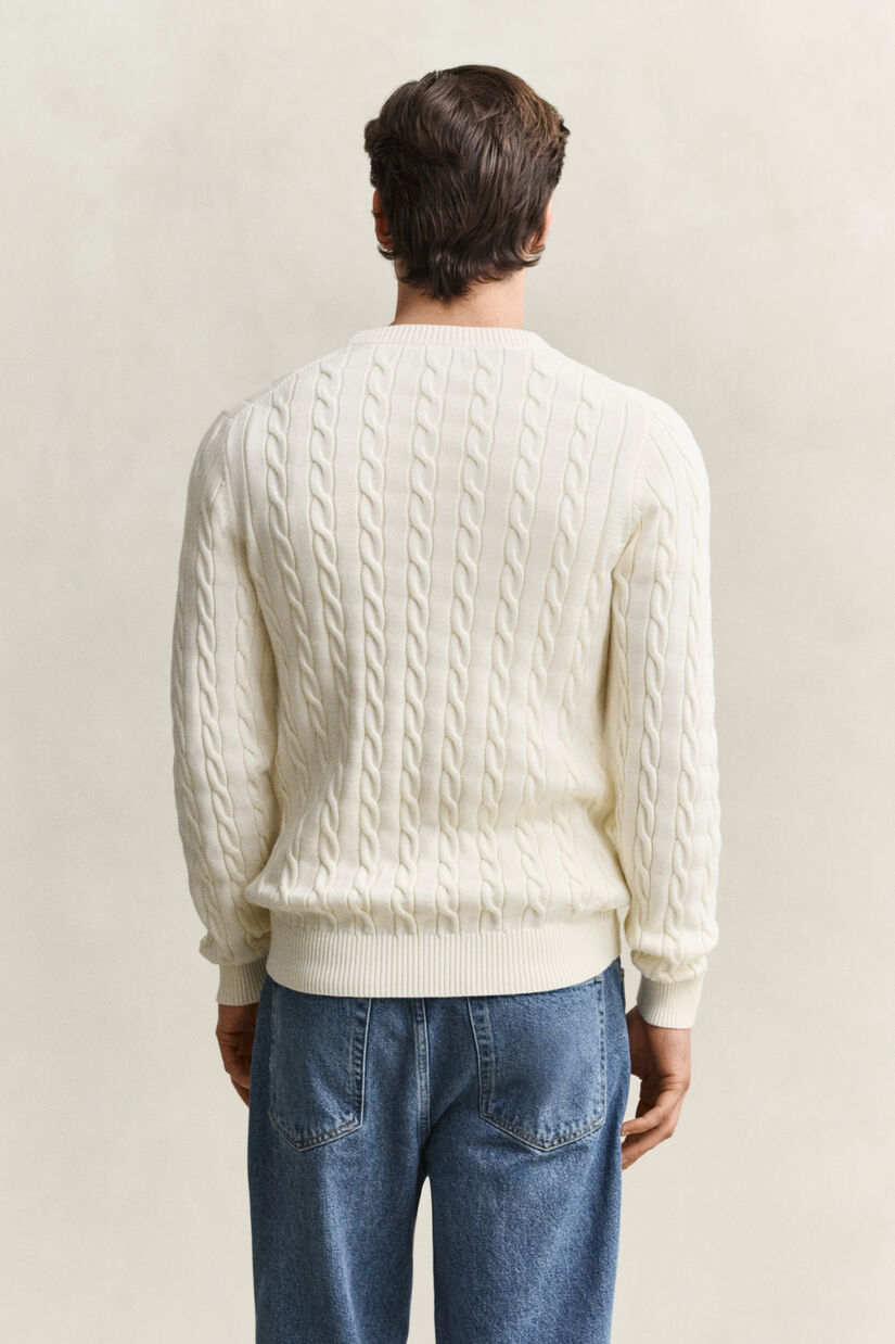 Pull en maille torsad&eacute;e classique