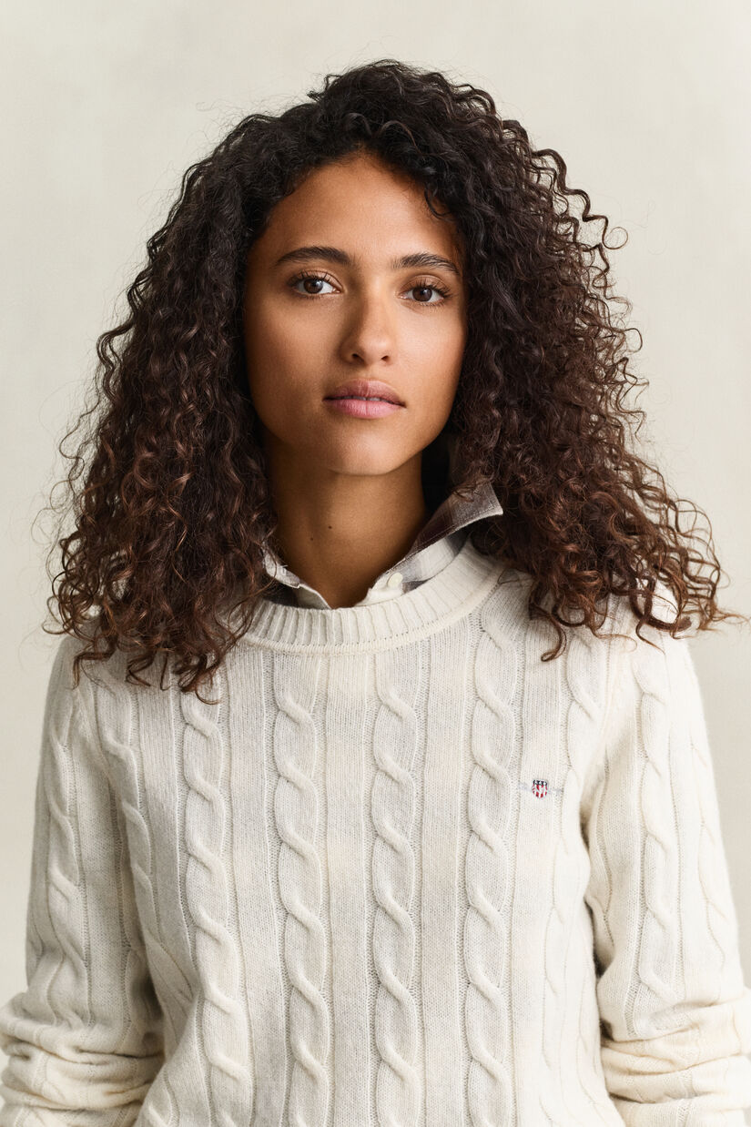 Pull en laine d&rsquo;agneau &agrave; maille torsad&eacute;e