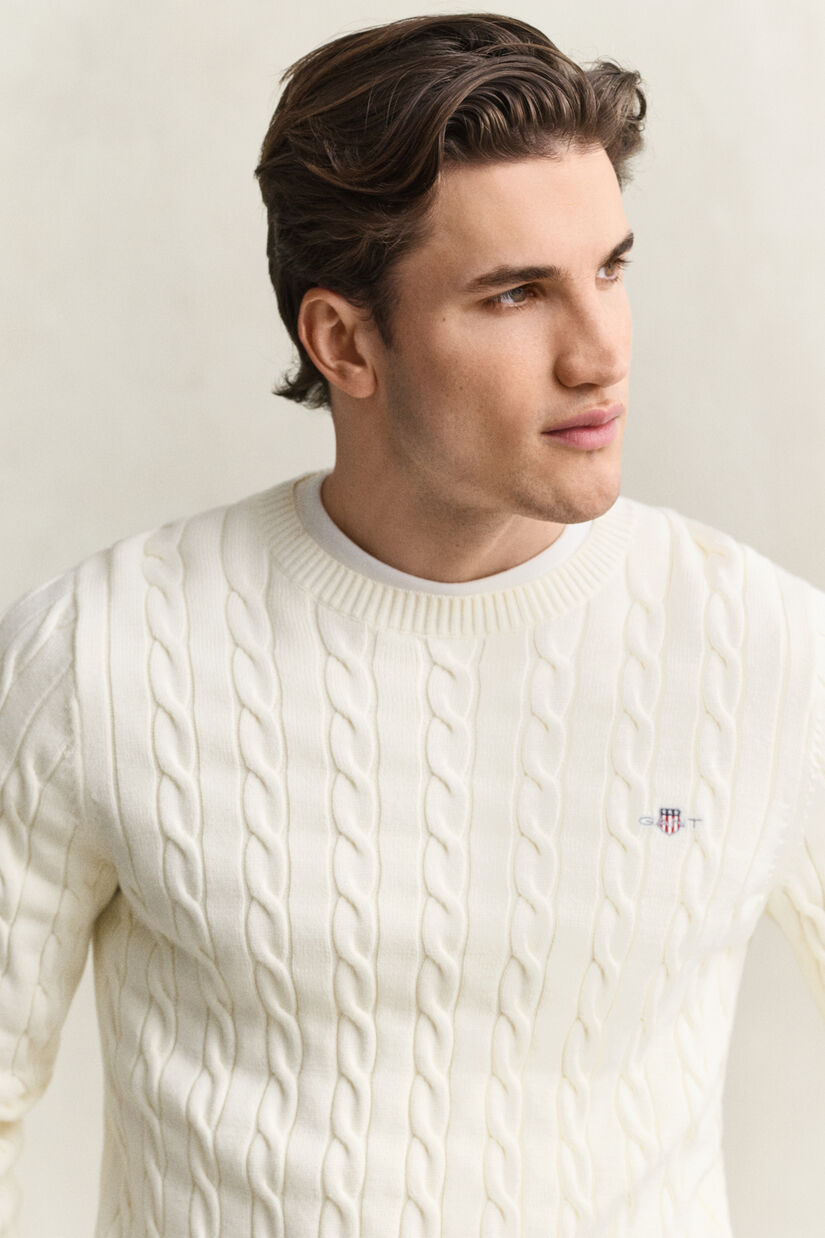 Pull en maille torsad&eacute;e classique
